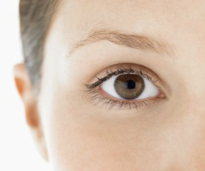 woman with healthy eyelid