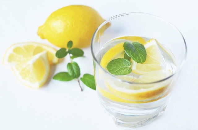 water with lemon